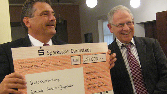 Spende der Sparkasse für den Bewegungsparcour Spende der Sparkasse für den Bewegungsparcour